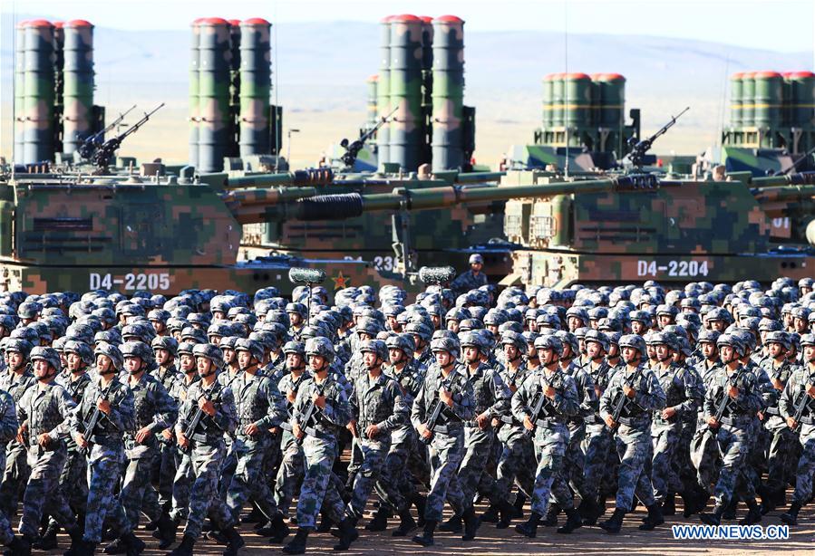 Tropas dispostas ao desfile militar para 90o aniversário do exército chinês