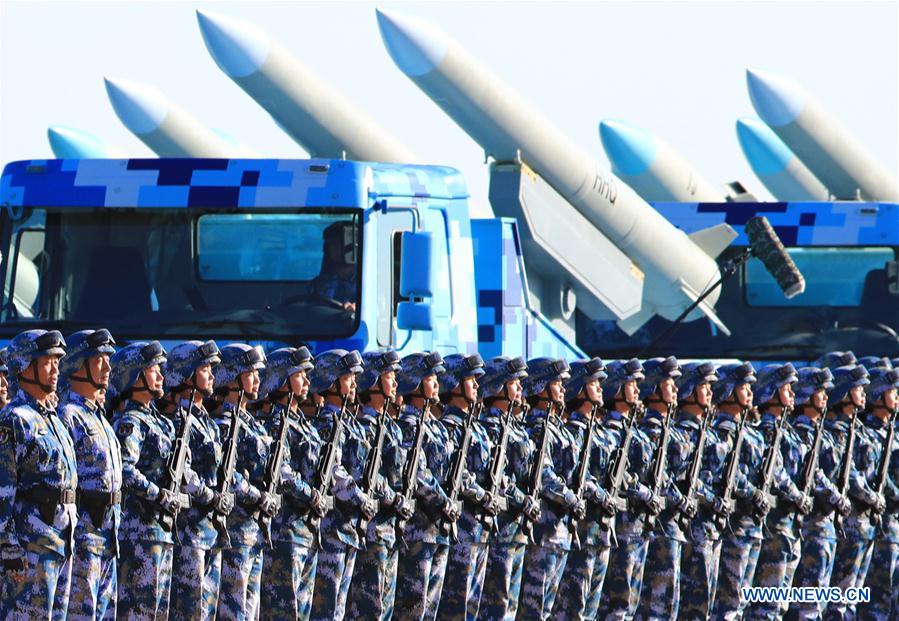 Tropas dispostas ao desfile militar para 90o aniversário do exército chinês