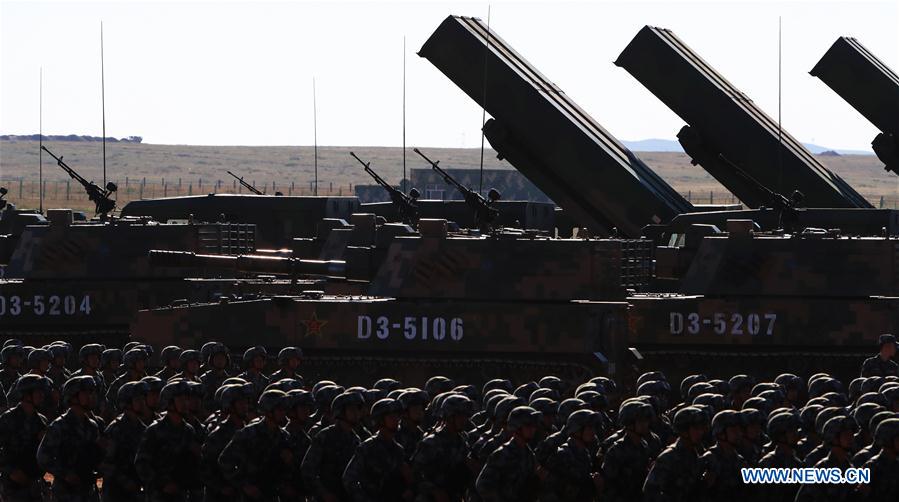 Tropas dispostas ao desfile militar para 90o aniversário do exército chinês