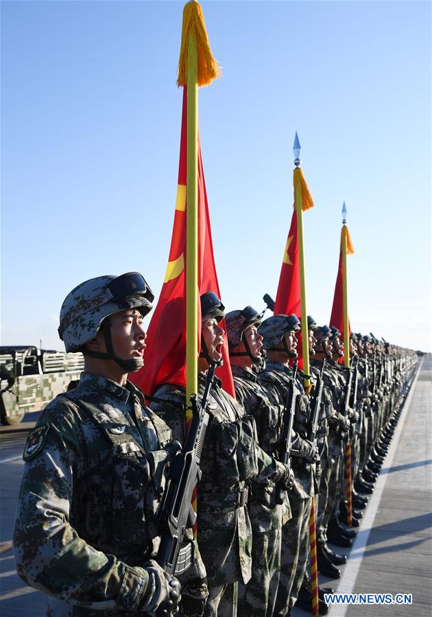 Tropas dispostas ao desfile militar para 90o aniversário do exército chinês