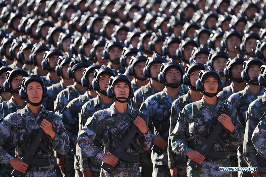 Tropas dispostas ao desfile militar para 90o aniversário do exército chinês
