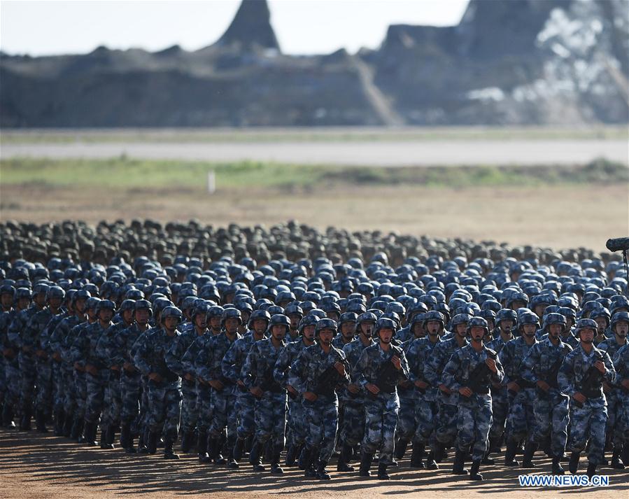 Tropas dispostas ao desfile militar para 90o aniversário do exército chinês