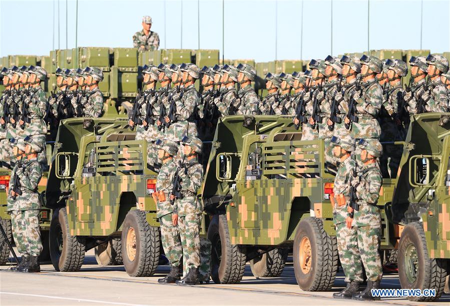 Tropas dispostas ao desfile militar para 90o aniversário do exército chinês