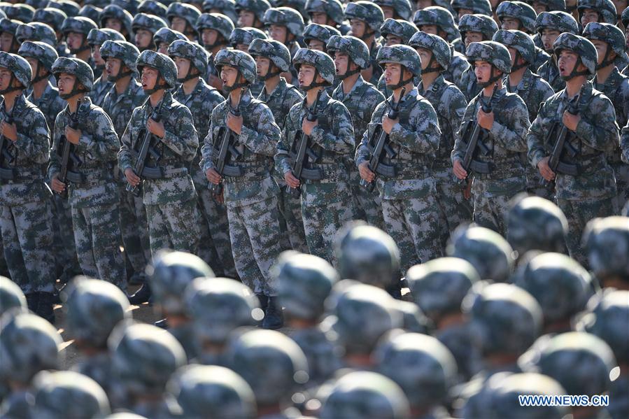 Tropas dispostas ao desfile militar para 90o aniversário do exército chinês