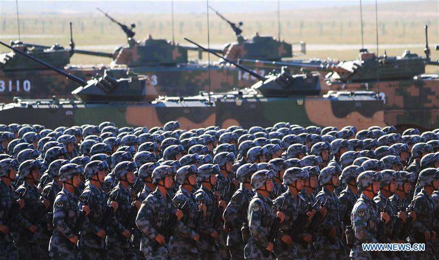 Tropas dispostas ao desfile militar para 90o aniversário do exército chinês