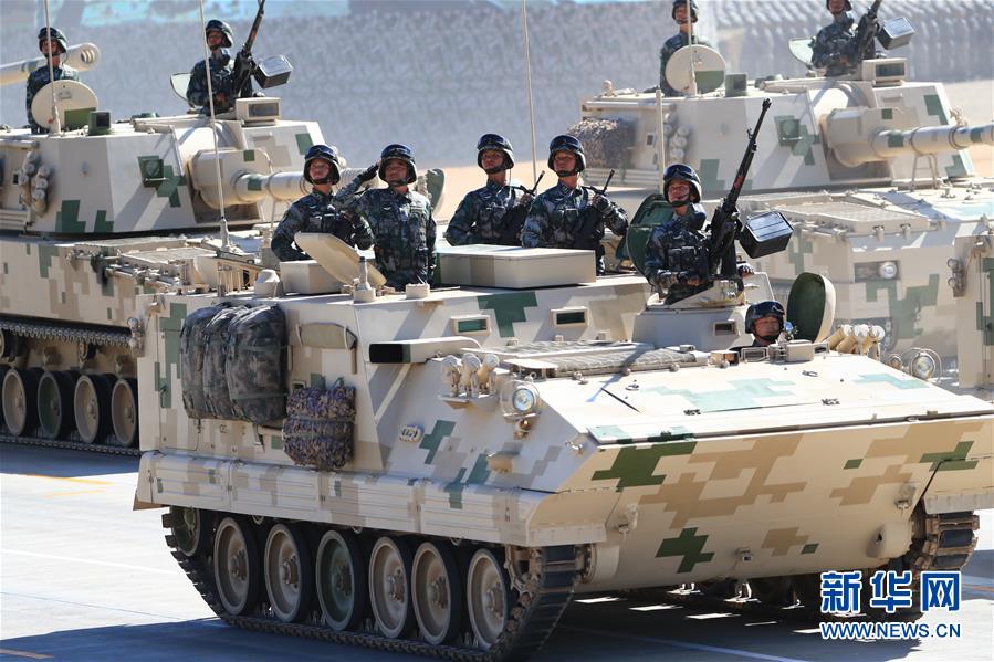 Exército chinês realiza desfile para celebrar 90o aniversário