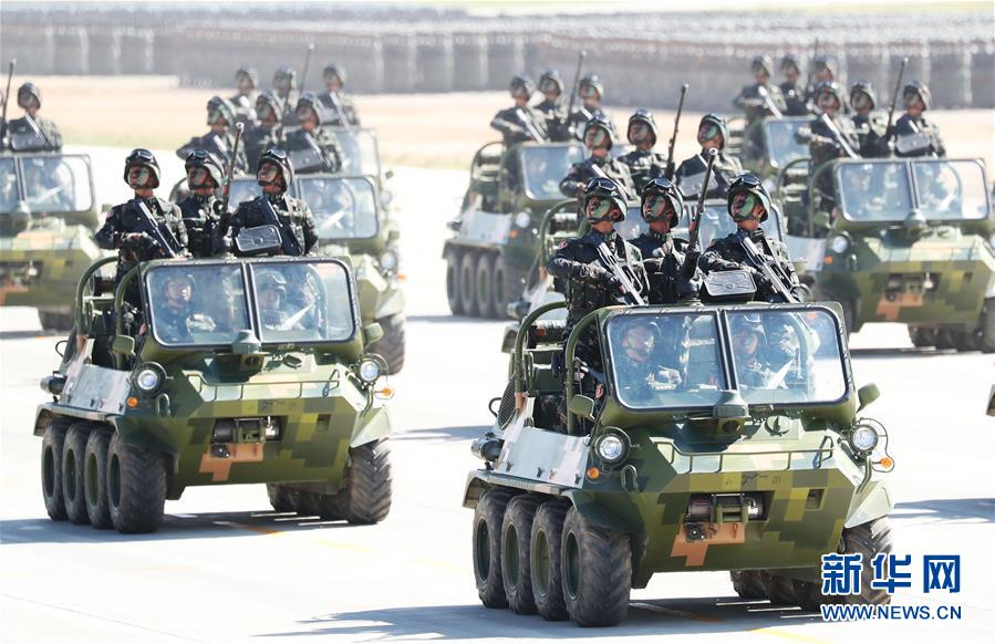 Várias tropas do ELP passam pela tribuna de revista