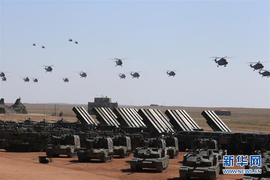 For?as aéreas de combate do exército chinês revistadas no desfile militar