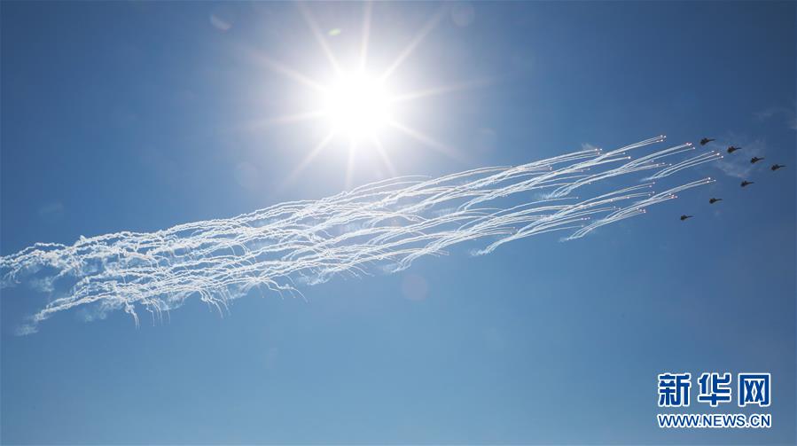 For?as aéreas de combate do exército chinês revistadas no desfile militar