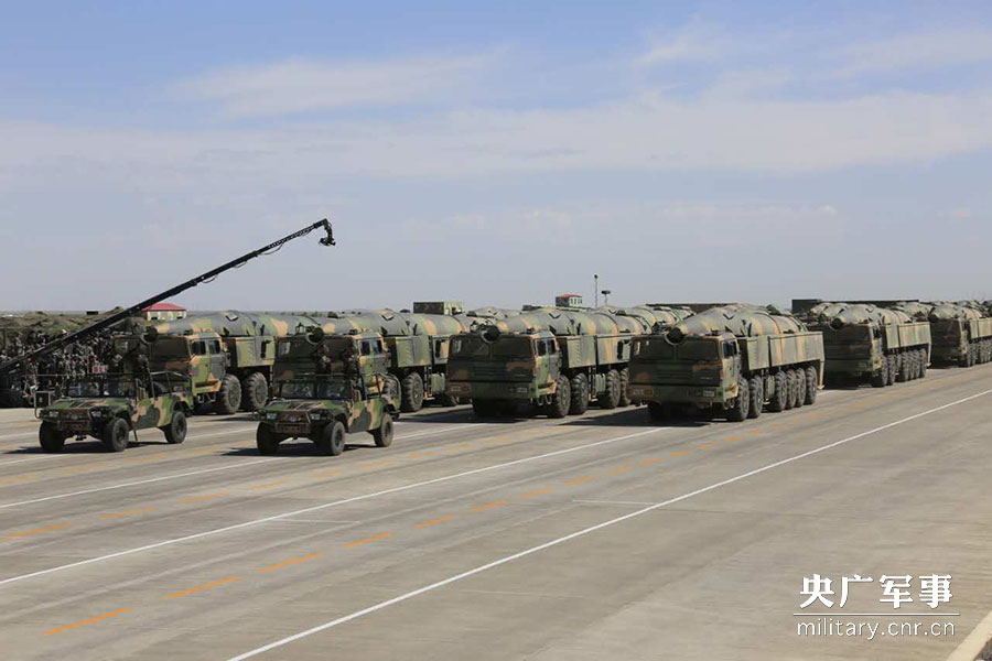 For?a de Foguetes do ELP mostra mísseis em parada dos 90 anos