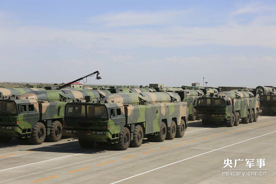 For?a de Foguetes do ELP mostra mísseis em parada dos 90 anos