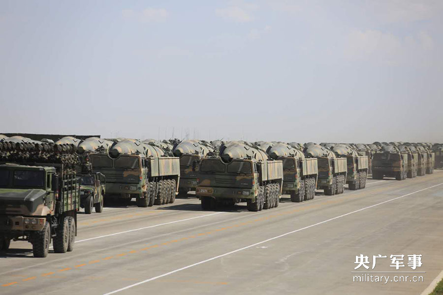 For?a de Foguetes do ELP mostra mísseis em parada dos 90 anos