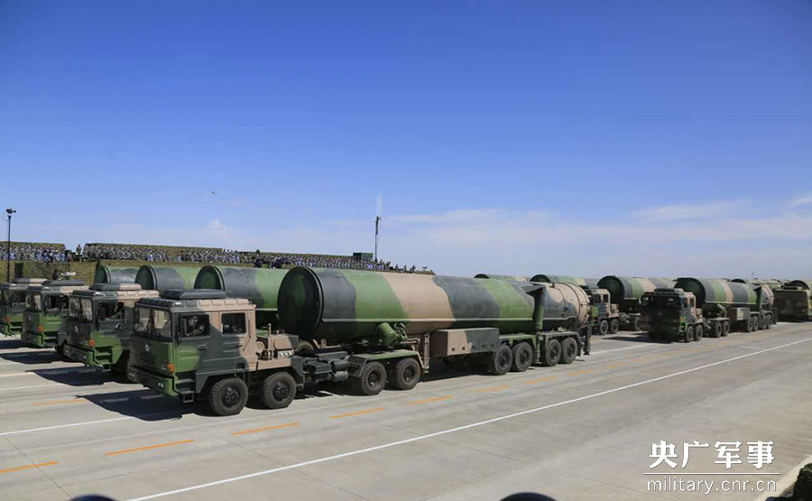 For?a de Foguetes do ELP mostra mísseis em parada dos 90 anos