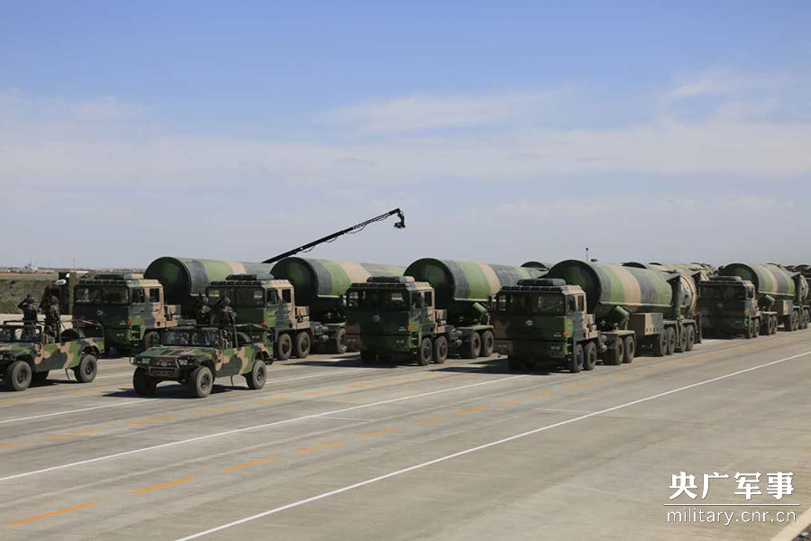 For?a de Foguetes do ELP mostra mísseis em parada dos 90 anos