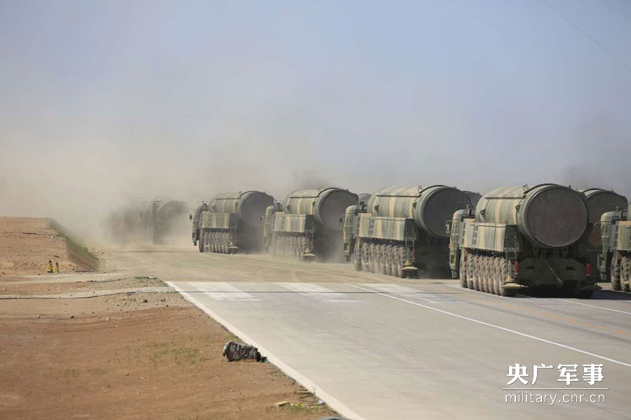 For?a de Foguetes do ELP mostra mísseis em parada dos 90 anos