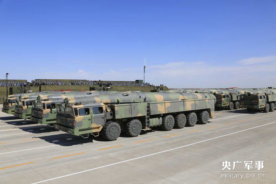 For?a de Foguetes do ELP mostra mísseis em parada dos 90 anos