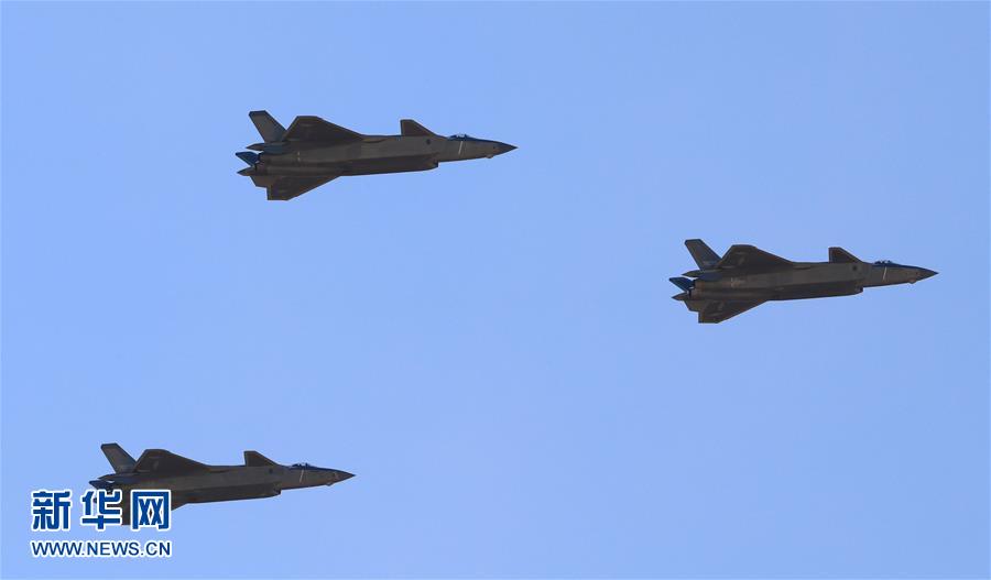 Ca?as chinesas J-20 e J-16 estreiam em parada