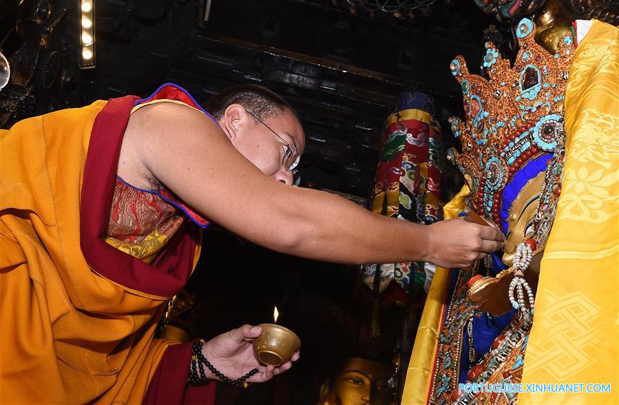 Panchen Lama realiza servi?os budistas no Tibete