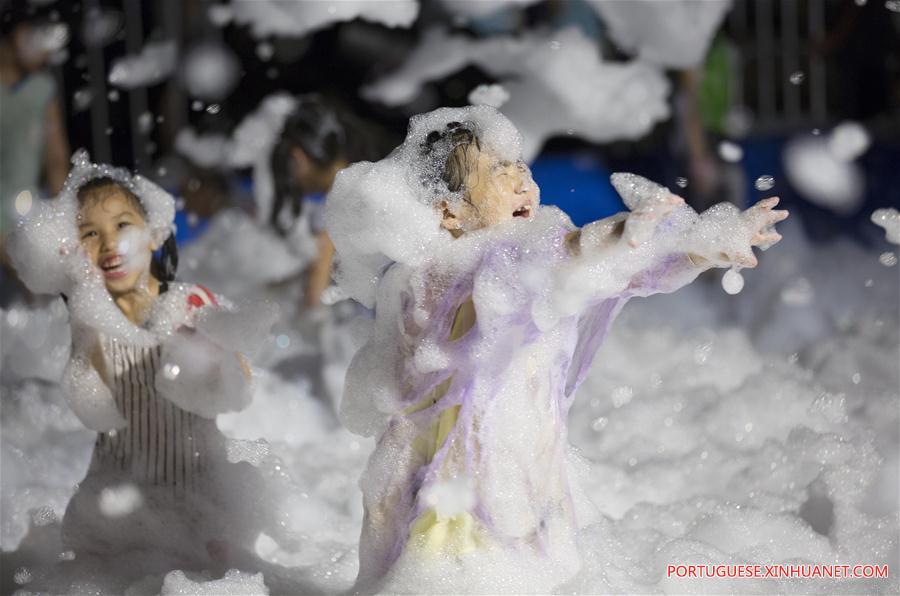 Crian?as se divertem em maio à espuma em Nanjing, no leste da China