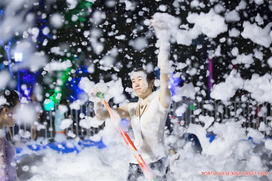 Crian?as se divertem em maio à espuma em Nanjing, no leste da China