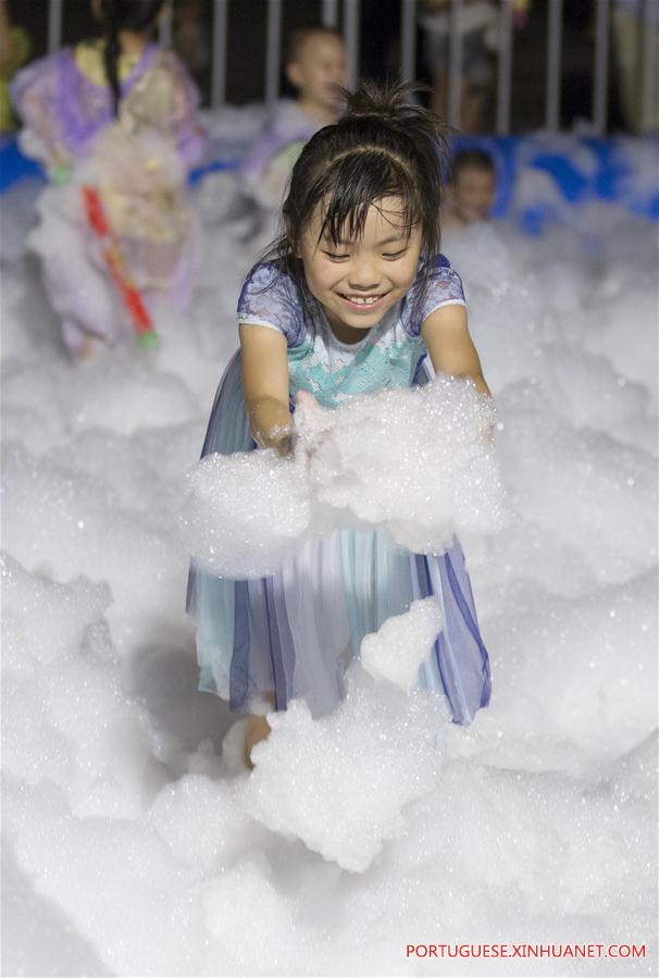 Crian?as se divertem em maio à espuma em Nanjing, no leste da China