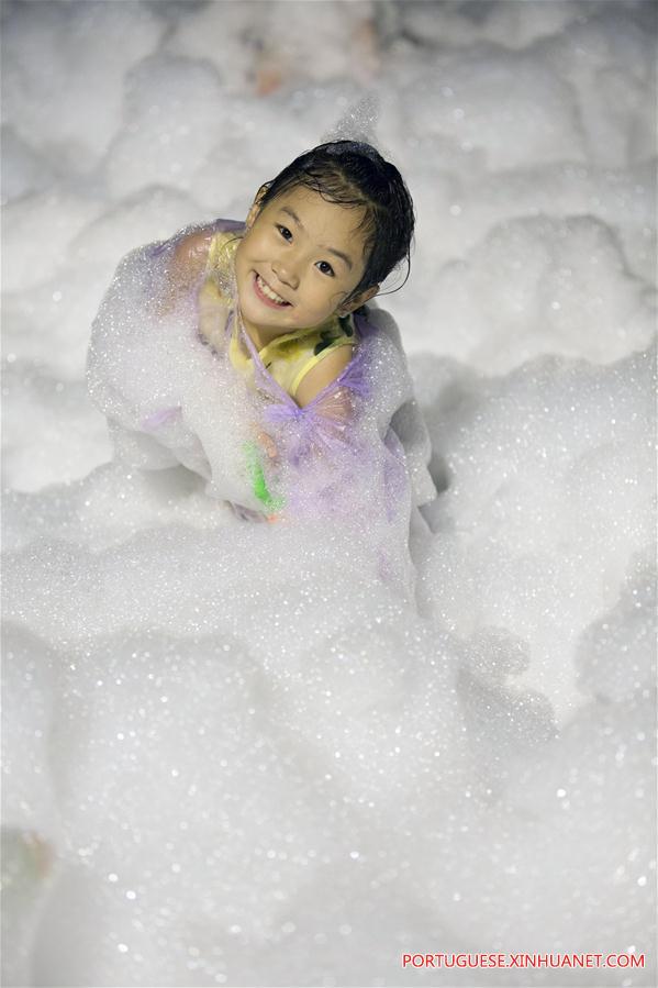 Crian?as se divertem em maio à espuma em Nanjing, no leste da China