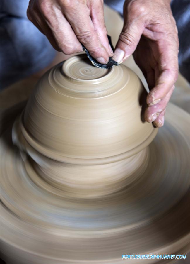 Galeria: Produ??o de tigelas de barro Delu em Shandong