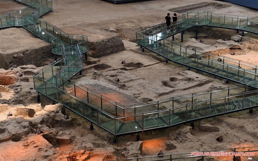 Relíquias do forno da ceramica Ru s?o exibidas em Henan