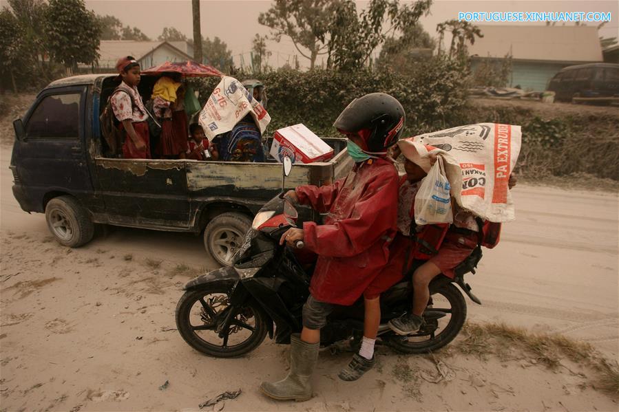 Vulc?o da Indonésia entra em erup??o no norte da ilha de Sumatra
