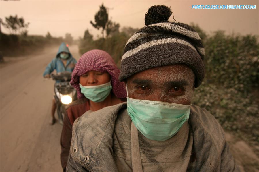 Vulc?o da Indonésia entra em erup??o no norte da ilha de Sumatra