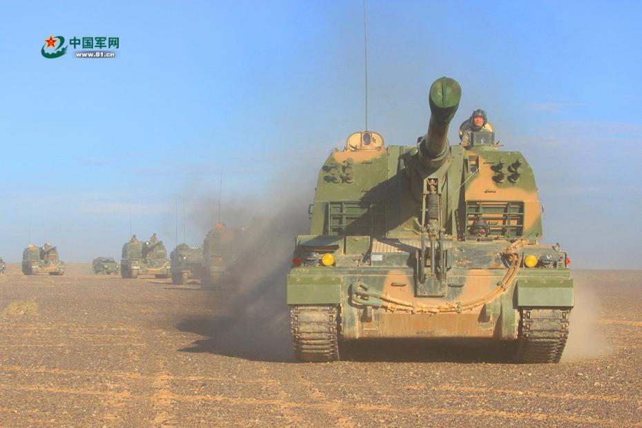 China realiza treinamento militar no deserto