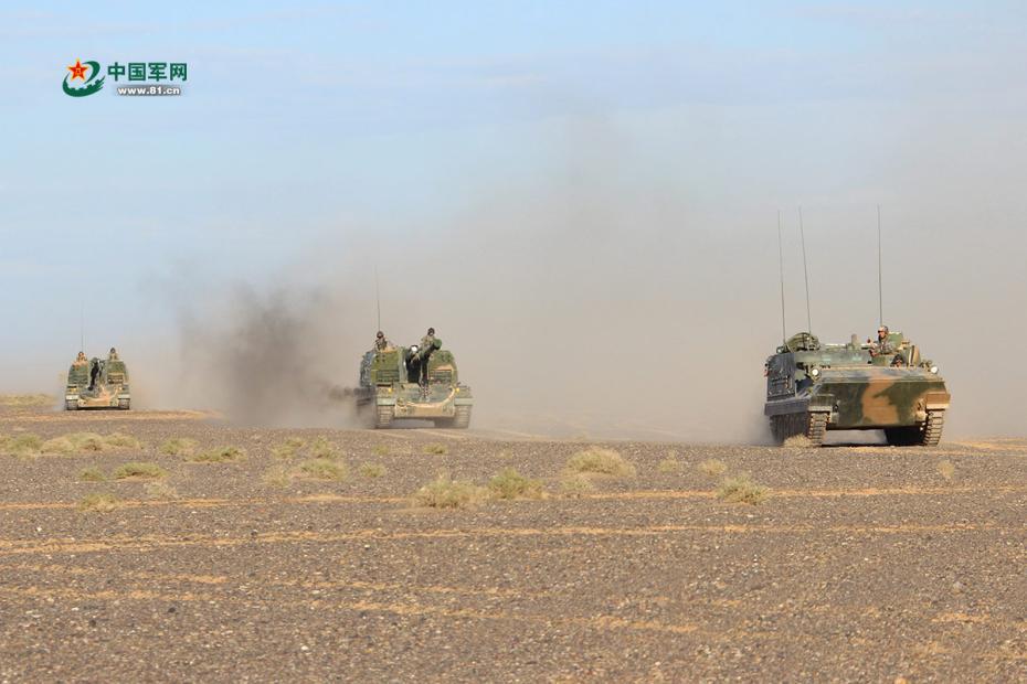 China realiza treinamento militar no deserto