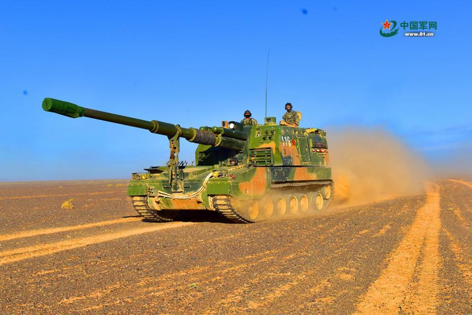 China realiza treinamento militar no deserto