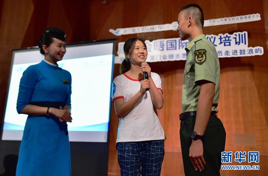 Voluntários do BRICS recebem treinamento de regras de etiqueta em Xiamen