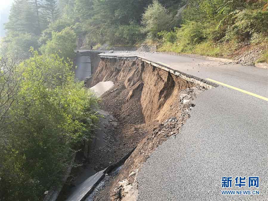 área turística de Jiuzhaigou encerrada após terremoto
