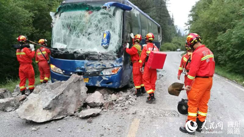 Terremoto de 7.0 graus: Bombeiros de Sichuan trasnferem 3000 pessoas para abrigo de seguran?a