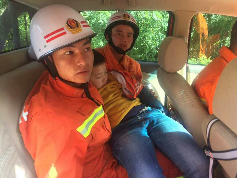 Terremoto de 7.0 graus: Bombeiros de Sichuan trasnferem 3000 pessoas para abrigo de seguran?a