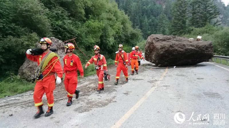 Terremoto de 7.0 graus: Bombeiros de Sichuan trasnferem 3000 pessoas para abrigo de seguran?a
