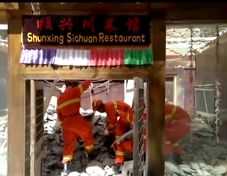 Terremoto de 7.0 graus: Bombeiros de Sichuan trasnferem 3000 pessoas para abrigo de seguran?a