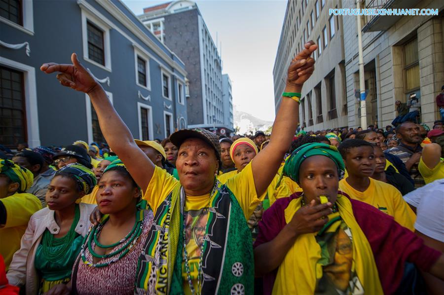 Presidente sul-africano Zuma sobrevive a mo??o de censura por voto secreto