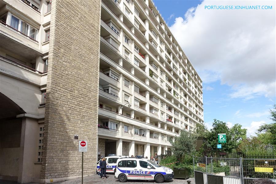 Carro atropela soldados franceses e foge