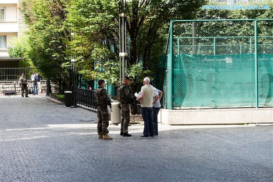 Carro atropela soldados franceses e foge