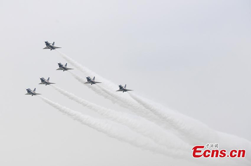 Galeria: Equipe de Acrobacias Aéreas Bayi participa nos Jogos Internacionais do Exército