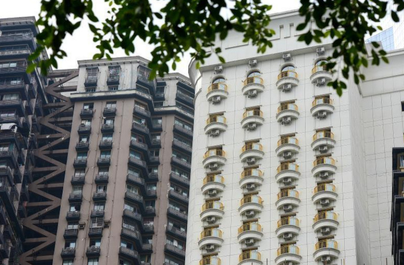 Fachada de hotel em Chongqing com “olhos postos” no exterior