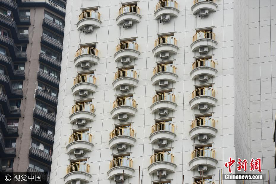 Fachada de hotel em Chongqing com “olhos postos” no exterior