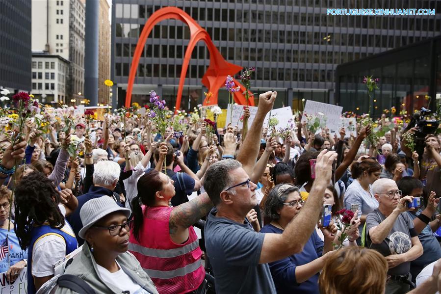 Centenas de pessoas se reúnem em homenagem às vítimas de Charlottesville