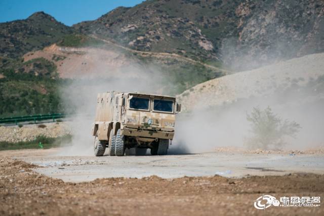 China apresenta equipamentos militares terrestres domésticos para exporta??o