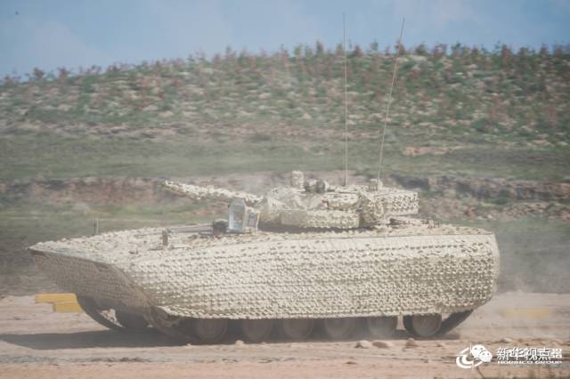 China apresenta equipamentos militares terrestres domésticos para exporta??o