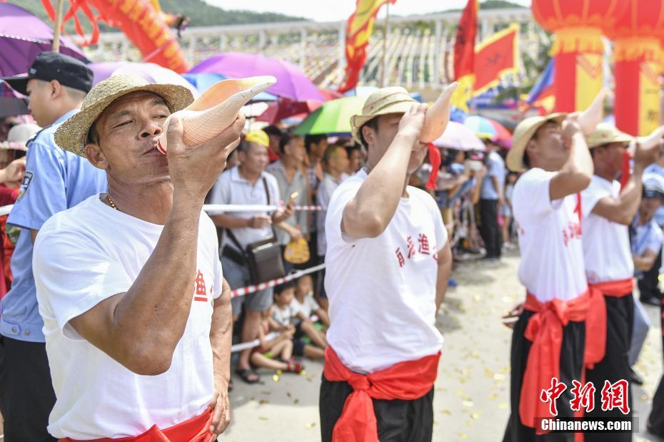 Pescadores preparam barcos para época de pesca no Mar do Sul da China