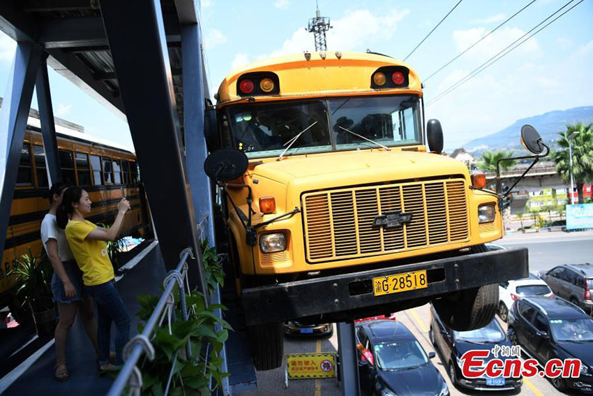 Autocarro escolar convertido em albergue atrai visitantes em Chongqing